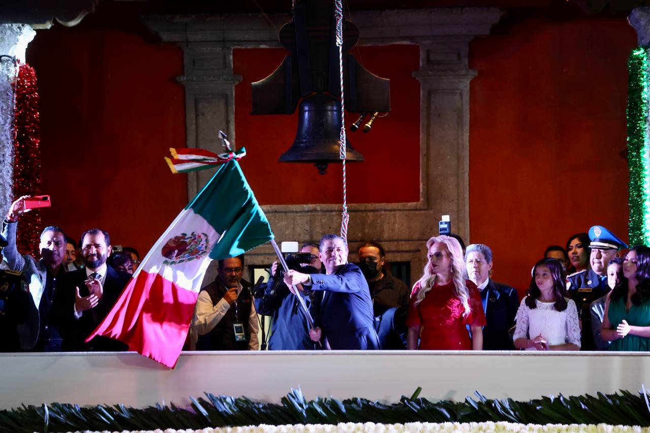 Giovani Gutiérrez lanza tradicional arenga con vivas a los héroes nacionales, a México y a Coyoacán acompañado por diputados federales y locales, presidentes de partidos, concejales y decenas de miles de ciudadanos.