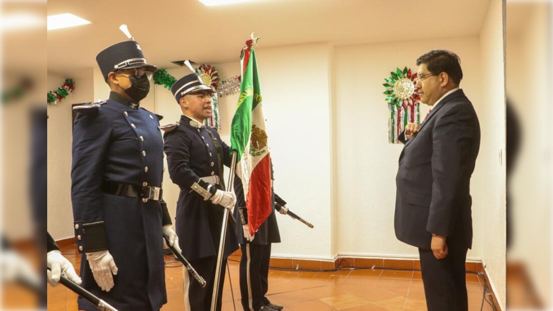 Ante miles de personas de personas, el alcalde José Carlos Acosta Ruíz, encabezó la ceremonia con motivo del 212 aniversario del inicio de la independencia de México, en la explanada de la demarcación.