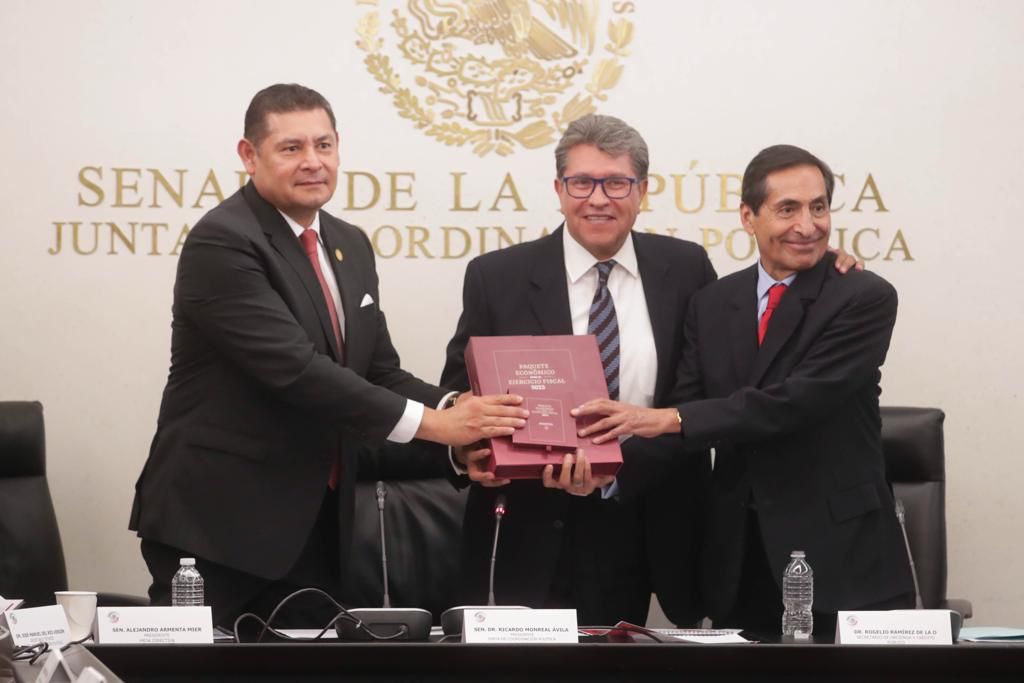 Con la presencia inédita del secretario de Hacienda, Rogelio Ramírez, el Senado de la República recibió el Paquete Económico 2023, en el que destaca que se afianza el proyecto de Nación.