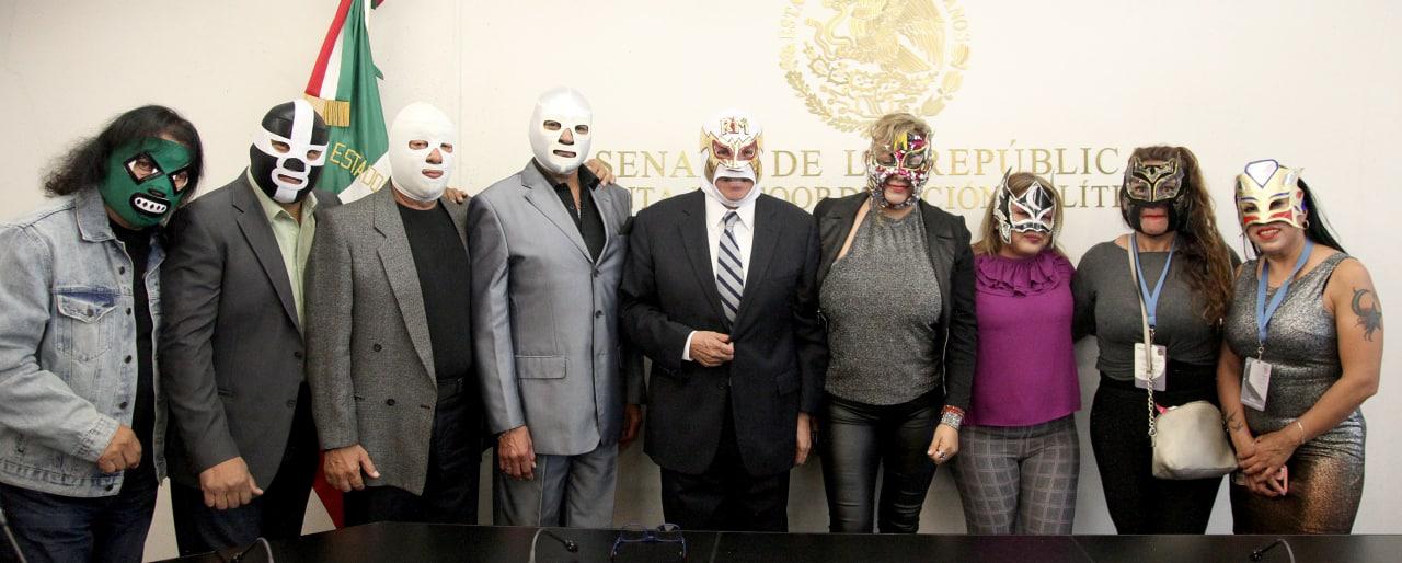 Un grupo de luchadores visitaron al senador Ricardo Monreal, para obsequiarle una máscara con sus iniciales, previo a la presentación de su “Plan Nacional de Reconciliación”, que presentará mañana en la Arena México.