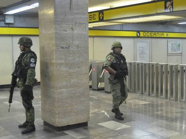 Legisladores, líderes de partidos políticos, defensores de derechos humanos rechazaron la presencia de la Guardia Nacional en las estaciones del Metro de la Ciudad de México, que ordenó el presiente Andrés Manuel López Obrador a solicitud de la jefa de Gobierno, Claudia Sheinbaum.