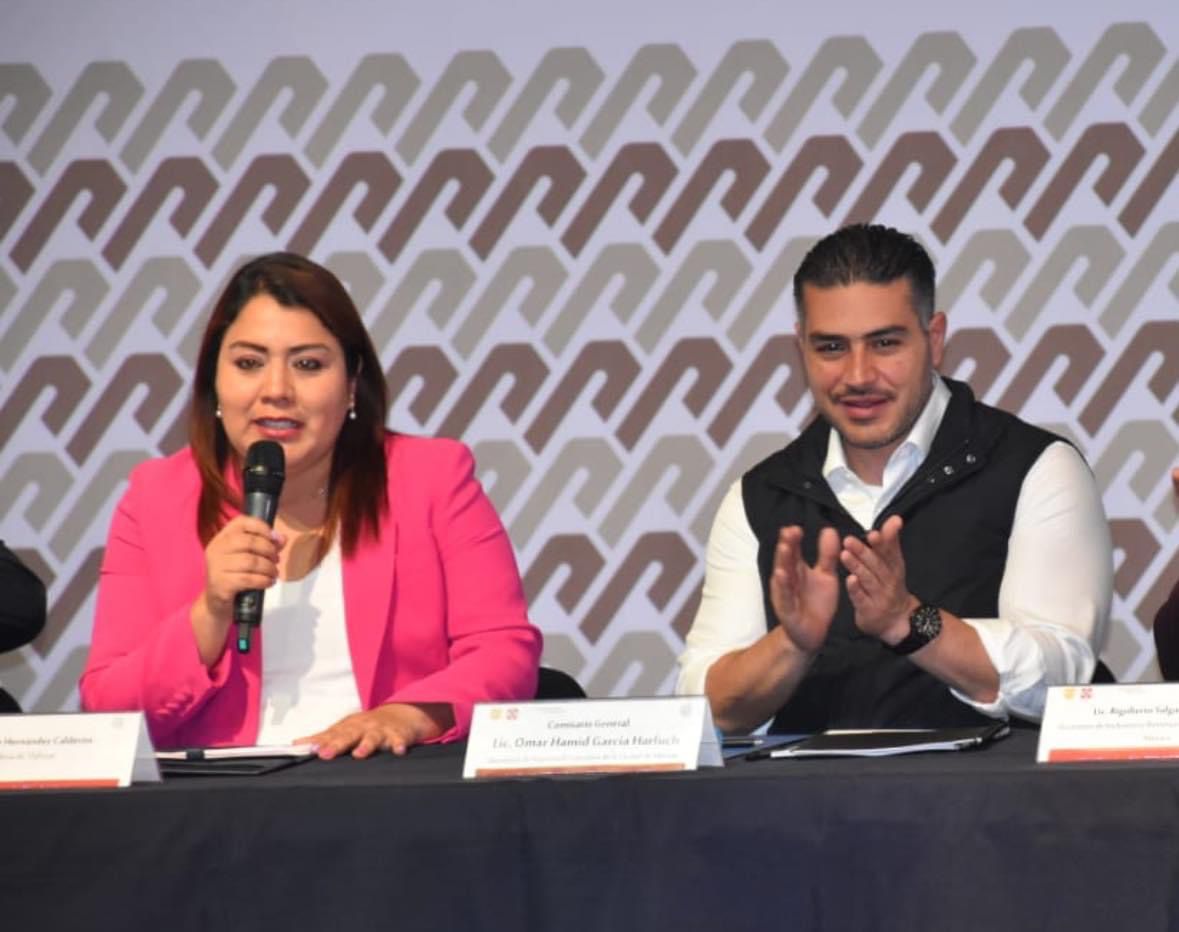 El Secretario de Seguridad Ciudadana de la Ciudad de México, Omar García Harfuch, estuvo presente en la presentación de la estrategia de seguridad con la alcaldesa de Tláhuac, Berenice Hernández Calderón.