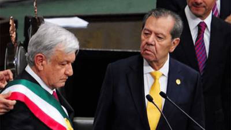 Momento histórico entre otros, cuando Porfirio Muñoz Ledo, entrega, el primero de diciembre del 2018, la banda presidencial al actual presidente Andrés Manuel López Obrador. Y seguramente, este momento jamás será olvidado para el tabasqueño, así como las criticas incomodas que nacieron años después de don Porfirio, en la forma de llevar las riendas del país.