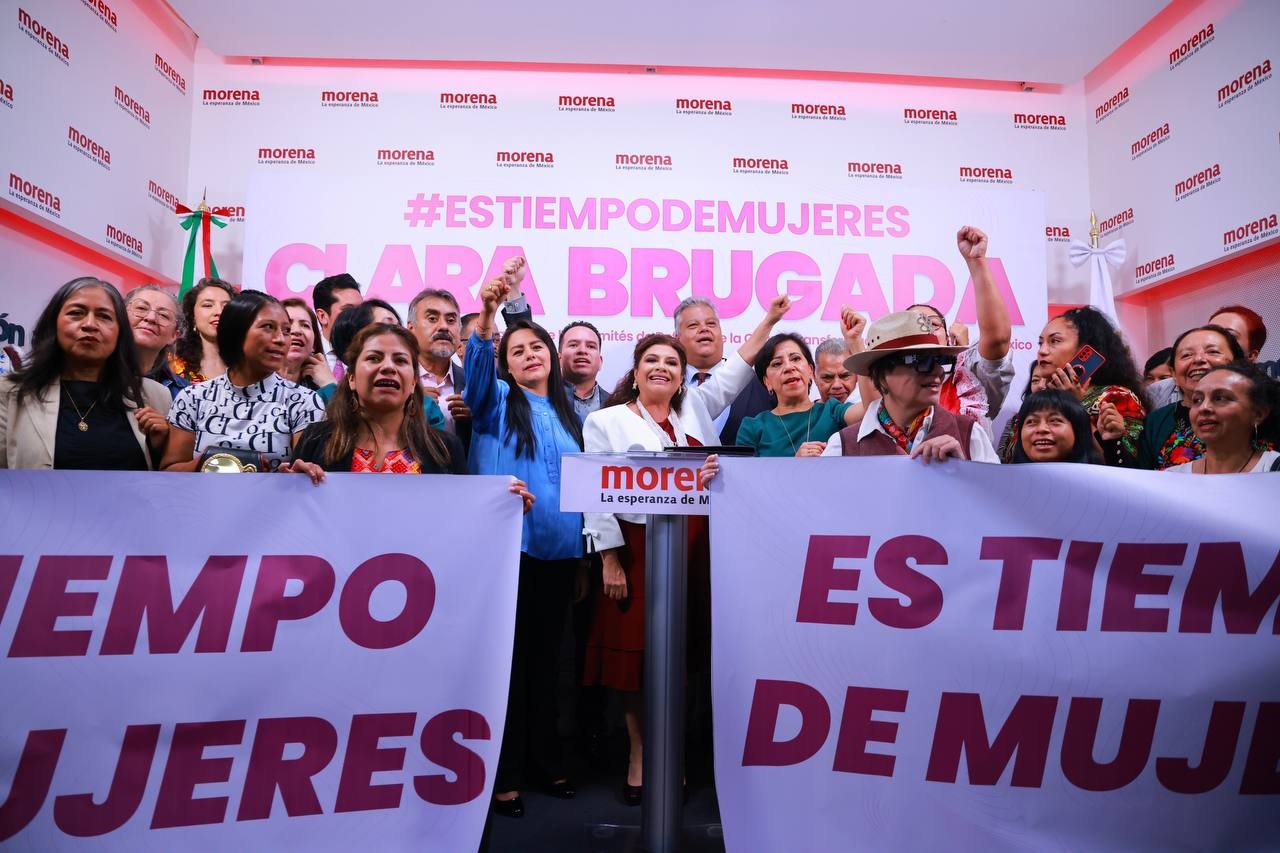 Tras registrarse como aspirante a la candidatura de Morena para la Jefatura de Gobierno de manera presencial en la sede del partido, Clara Brugada, alcaldesa de Iztapalapa con licencia, afirmó que no es una ambición personal, pues su compromiso es evitar que haya una regresión en la capital del país. FOTO: X / Clara Brugada