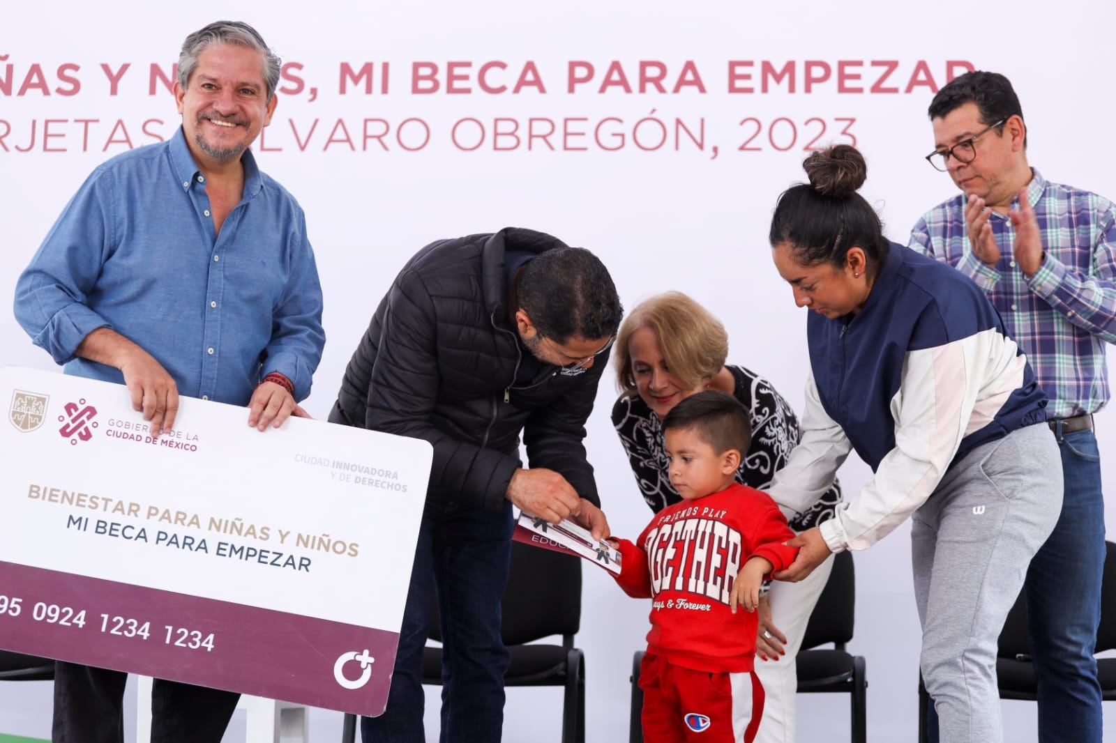 Este fin de semana, el jefe de Gobierno de la Ciudad de México, Martí Batres entregó escrituras a familias y tarjetas de los programas educativos de la capital del país, para habitantes de la Alcaldía Álvaro Obregón, la tercera más poblada de la Ciudad de México. FOTO: GCDMX