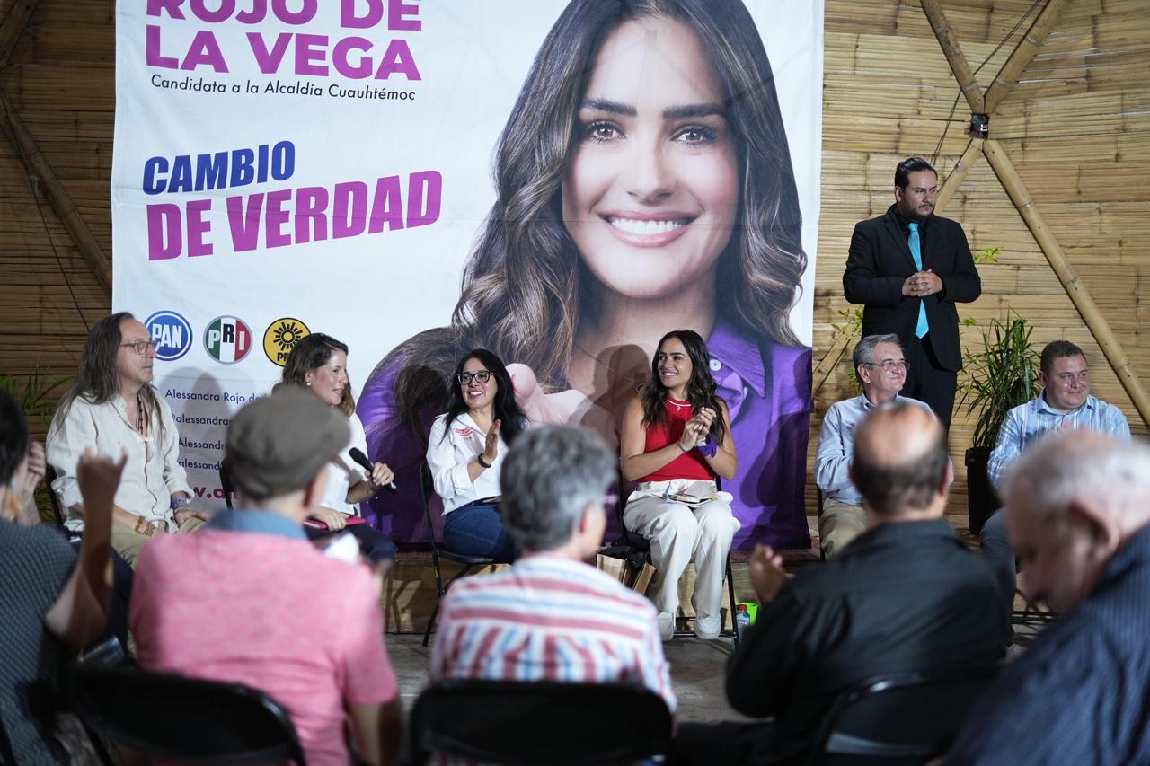 La candidata por la coalición “Va por la Ciudad de México”, integrada por el PRI, PAN y PRD, Ale Rojo de la Vega, presentó ante vecinos y vecinas de la Roma sur, así como con integrantes de organizaciones ambientales y de la aspirante a la diputación local Distrito 9, Silvia Sánchez Barrios. FOTO: Especial