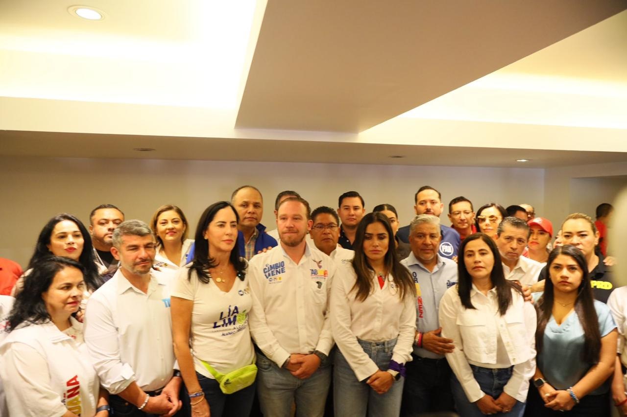 Además, Taboada y todos los candidatos a alcaldes y diputados locales también expresaron su pleno respaldo a Rojo de la Vega, cuyo vehículo fue baleado la noche del sábado, pero afortunadamente ella resultó ilesa. FOTO: Especial