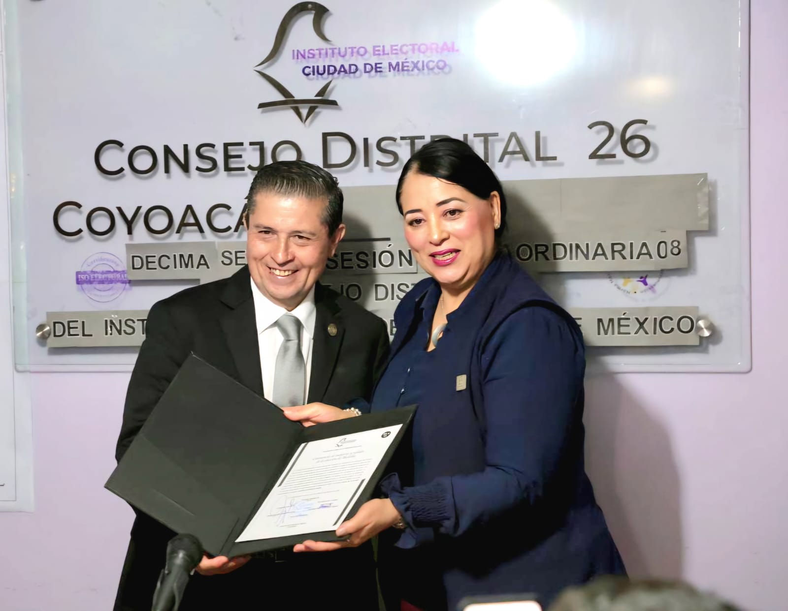 José Giovani Gutiérrez Aguilar, candidato de la Coalición Va X La CDMX para la alcaldía Coyoacán, recibió de manos de la representante del Instituto Electoral de la Ciudad de México, su constancia de mayoría que lo acredita como el ganador de las elecciones del pasado 2 de junio. FOTO: Especial