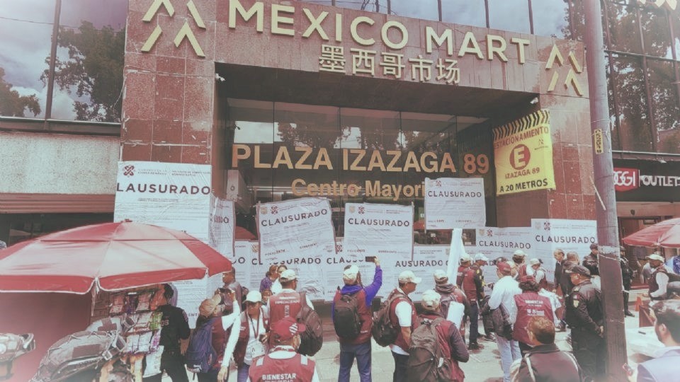 El Jefe de Gobierno, Martí Batres Guadarrama, informó que el edificio de Izazaga 89, donde se comercializaban diversos productos, fue clausurado el pasado 11 de julio por violaciones a la Ley de Desarrollo Urbano. FOTO: Especial