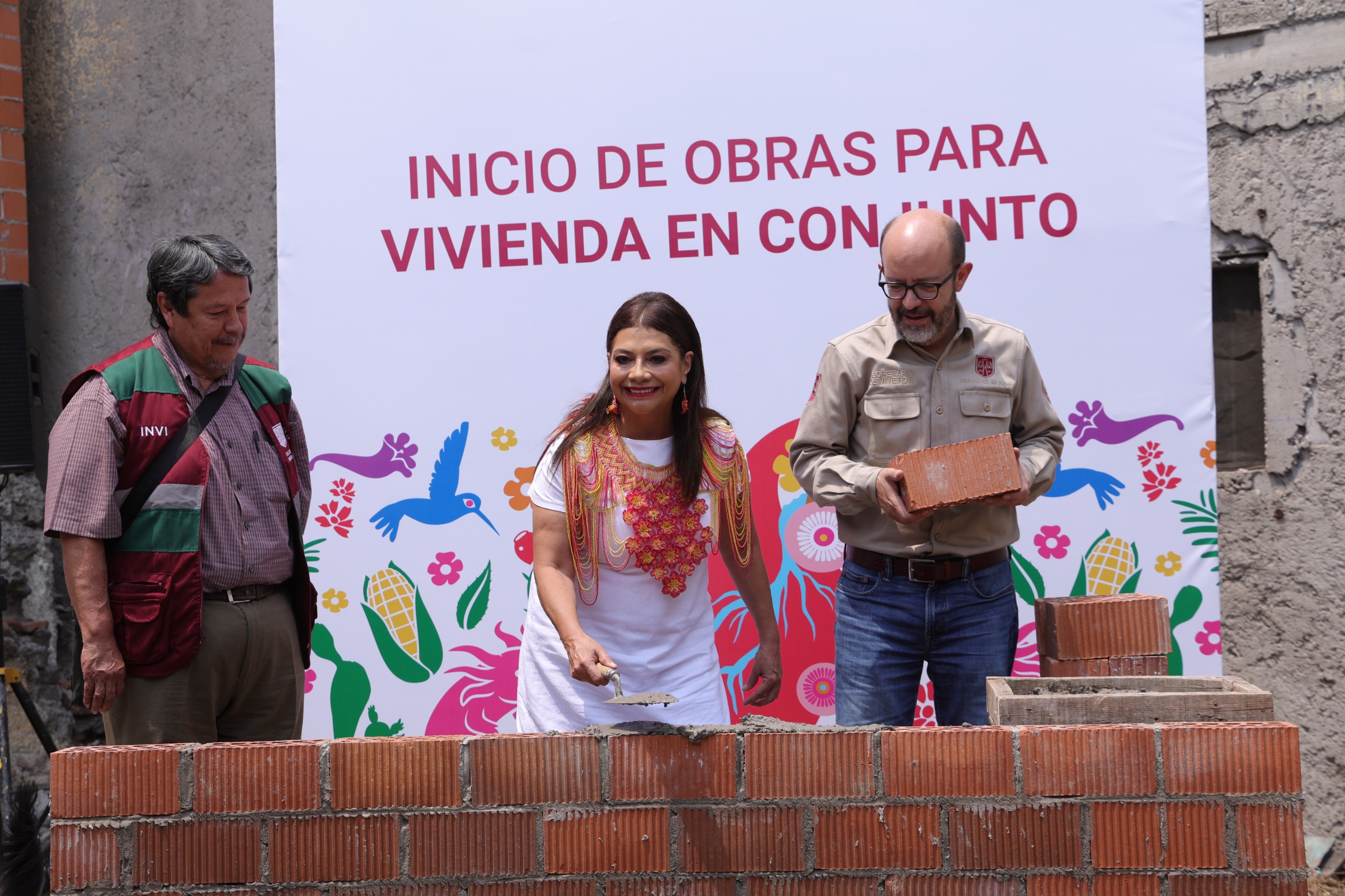 Con eso se reafirma como un gobierno de carácter social y busca saldar una deuda histórica de la izquierda con los capitalinos, un pendiente que lleva arrastrándose 30 años: el derecho a la vivienda