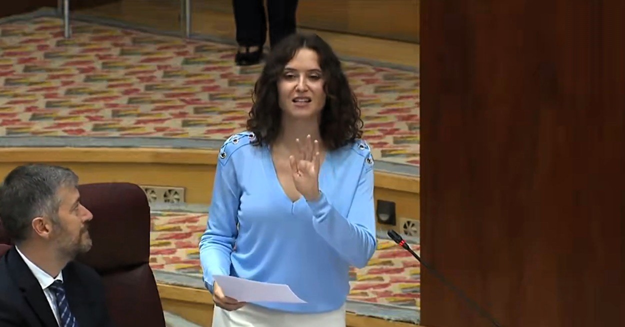 Ayuso es una de las más importantes representantes de la derecha española actual. Quiere ser presidenta de su país, y trabaja para ello, al exterior, y al interior de la nación. ¿Cuál es su fuerza real en Madrid y en España? ¿Cuál es el panorama de su futuro político? Al parecer, otra vez está jugando al límite, como en el “cañas por vidas”. FOTO: captura pantalla transmisión Asamblea Madrid.