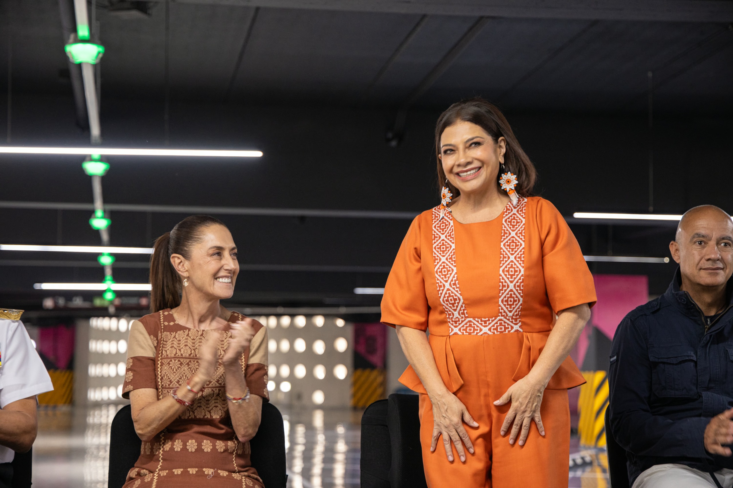 La Jefa de Gobierno, Clara Brugada Molina, afirmó que la remodelación integral del Aeropuerto Internacional de la Ciudad de México (AICM) representa una obra estratégica para fortalecer la conectividad, la competitividad y el desarrollo del país, al tratarse de la principal puerta de entrada de México al mundo y uno de los aeropuertos más importantes de América Latina. FOTOS: Especial